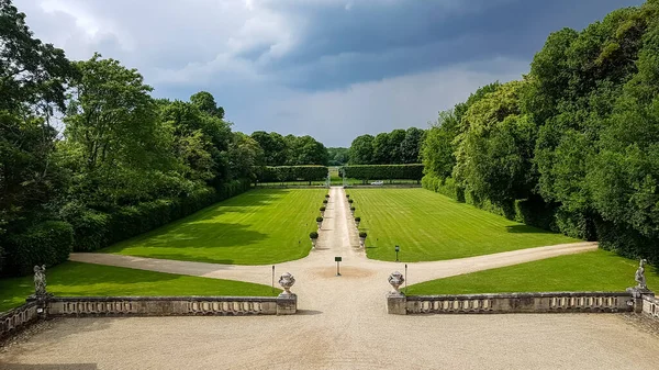 Vista Del Parco Regolare Attraverso Una Finestra Con Bar Estate — Foto Stock