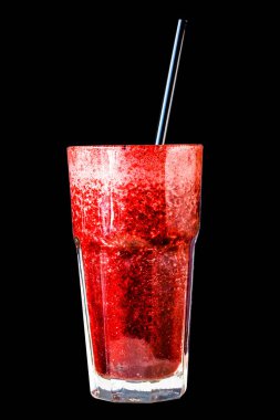 Siyah arka planda büyük bir cam bardakta kırmızı meyve suyu, izole edilmiş.