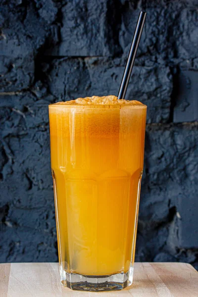 Yellow Smoothie Orange Mandarin Dalam Gelas Besar Menghadap Dinding Yang — Stok Foto