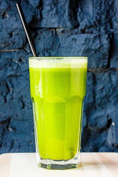 Batido Verde Hecho Hierbas Verduras Vaso Grande Contra Una Pared — Foto de Stock