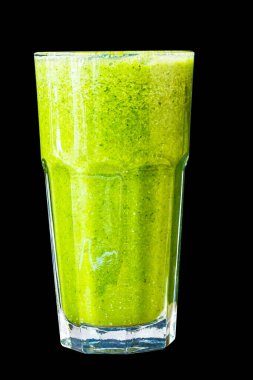Bitki ve sebzelerden yapılmış yeşil smoothie siyah bir zemin üzerinde büyük cam bir bardak, izole