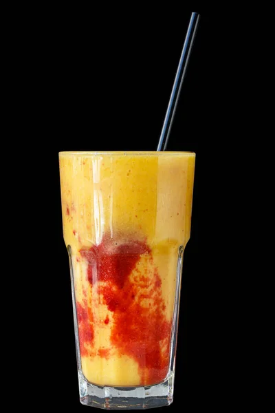 Batido Bagas Frutas Com Iogurte Copo Grande Fundo Preto Isolado — Fotografia de Stock