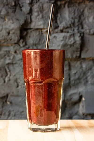커다란 유리잔에 빨강이나 부르고뉴 스무디 — 스톡 사진