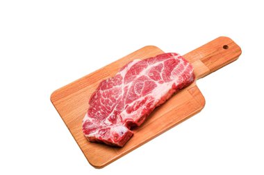 Domuz boynundan gelen çiğ biftek beyaz arka planda, tahta bir tahtanın üzerinde yatar. İzole edilmiş