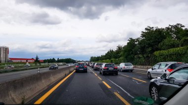 Otobanda bir sürü araba, trafik sıkışıklığı..