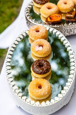 Çörekler ayna tabağında. Furşet