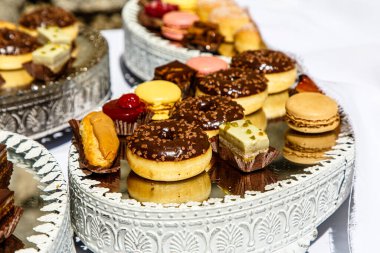 Çörekler ayna tabağında. Furşet