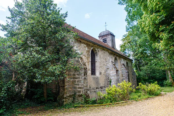 Una Antigua Iglesia Piedra Encuentra Parque — Foto de Stock