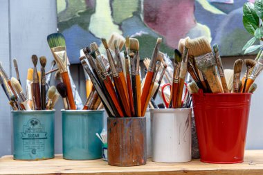 Fırçalar, sanatçının stüdyosunda bir bardakta.
