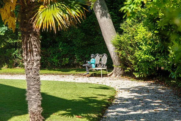 Iron White Bench Stands Park Funny Sculpture Sitting Bench — Stock Photo, Image