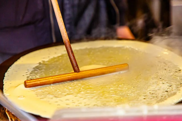 Процесс Приготовления Блина Палкой Которая Выравнивается Тесто Ресторан — стоковое фото
