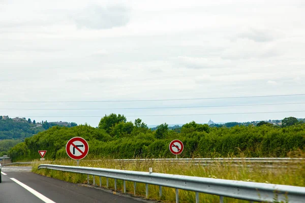 Autostradzie Obowiązuje Zakaz Skręcania Prawo — Zdjęcie stockowe