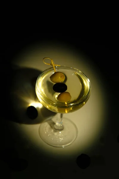 Coquetel Clássico Martini Com Vodka Azeitonas Derramado Copo Fundo Escuro — Fotografia de Stock