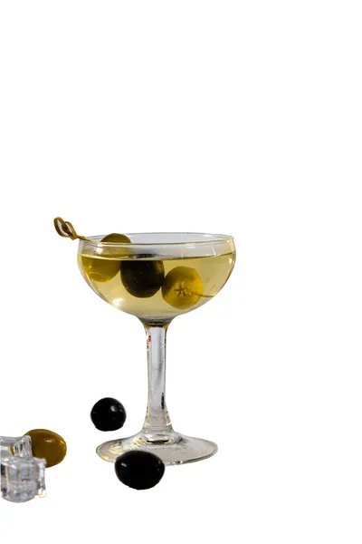 Classico Cocktail Martini Con Vodka Olive Viene Versato Bicchiere Fondo — Foto Stock