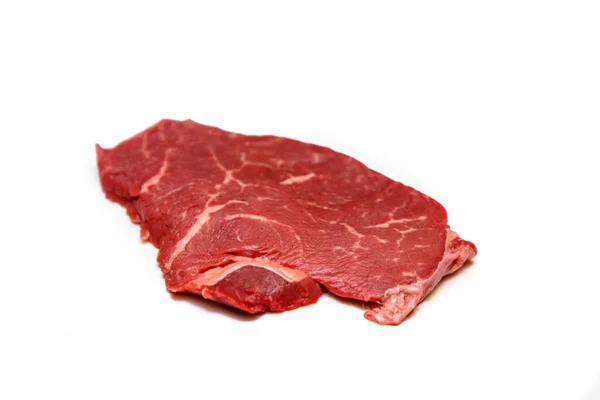 Beyaz Arka Planda Çiğ Mermer Biftek Var Zole Edilmiş — Stok fotoğraf