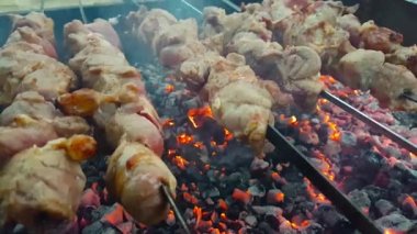 Aşçı ızgarada ızgarada mangal hazırlar.