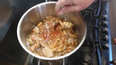 Çorba sosu hazırlığı. Domates ezmesi çorbaya karideslerle karıştırılır.