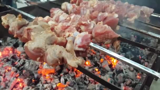 De kok bereidt een barbecue op spies op de grill over hete kolen — Stockvideo