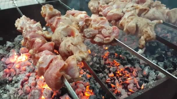 Kocken förbereder en grill på spett på grillen över varma kol — Stockvideo