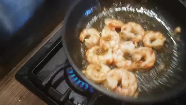 O cozinheiro está fritando camarões em uma frigideira pan3.mp4 — Vídeo de Stock