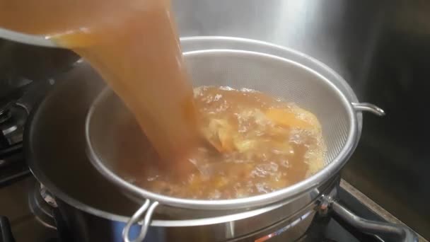 Preparación Salsa Bisque Pasta Tomate Agrega Caldo Con Gambas Mezcla — Vídeo de stock