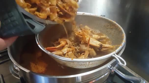 ビスクソースの準備 エビのスープにトマトペーストを加えて混ぜ合わせます — ストック動画