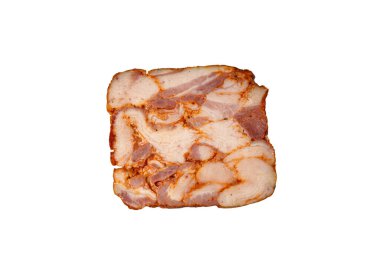 Sosis şeklinde pastırma dilimleri beyaz arka planda yatar. İzole edilmiş.