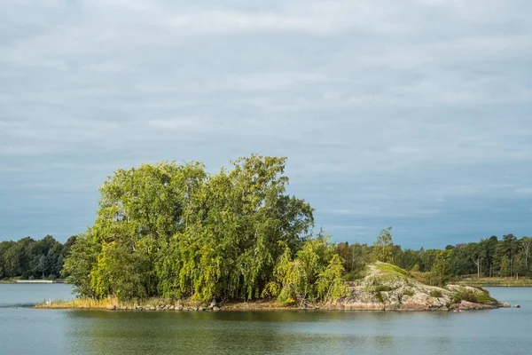 Bir yaz gününde küçük bir ada — Stok fotoğraf