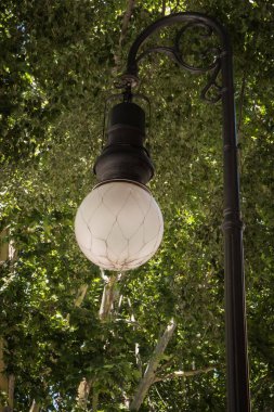 Güneşli bir günde Mallorca sokak lambası