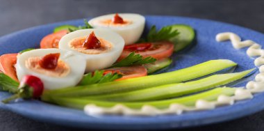 Tabakta haşlanmış yumurta.