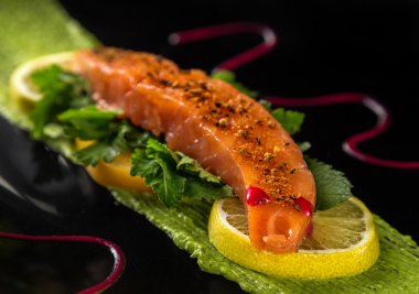 siyah üzerine kırmızı balık