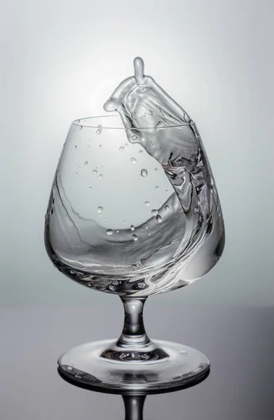 Respingo líquido em um copo — Fotografia de Stock