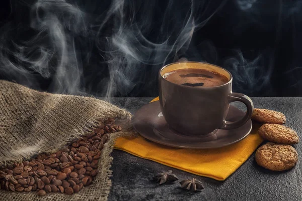 Café caliente con granos —  Fotos de Stock