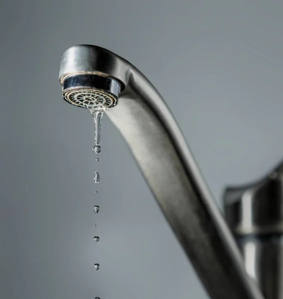 Caída de gotas del grifo —  Fotos de Stock