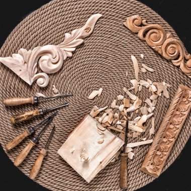 Bir araç ile bir woodcarver tablosu