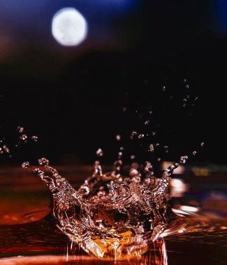 Su sıçrama ışığı ile