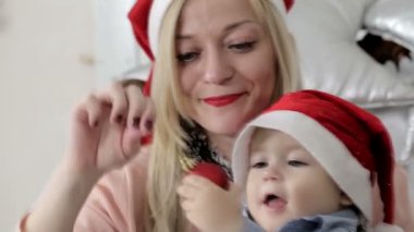 Küçük çocuk kırmızı küre parlayan bir oynama