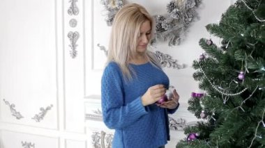 Bayan oyuncaklar, Küre ile Noel ağacı süsleme