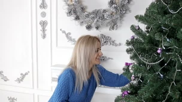 Κυρία διακοσμώντας το χριστουγεννιάτικο δέντρο με στολίδια και σφαίρες — Αρχείο Βίντεο