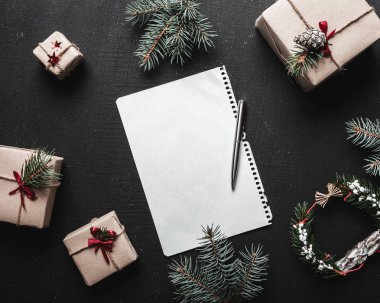 Noel mektubu hediyeler ve süslemeleri siyah zemin üzerine beyaz kağıt üzerine yazma.