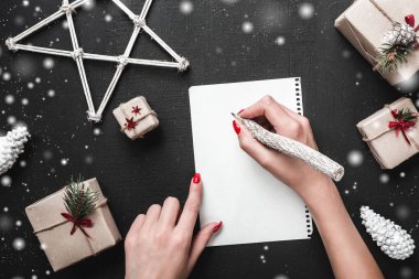 Noel kartı. Ne hediyeler hakkında düşününce Noel Baba'dan istiyorum. Xmas ambiyans hediyeler ve kar taneleri çevreleyen çok sayıda tarafından tamamlanmaktadır