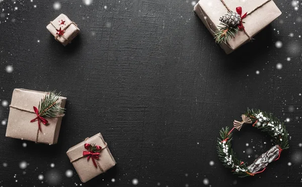 Kerstkaart met ruimte voor een begroetingsbericht voor dierbaren. Geschenken die wachten voor kinderen de Xmas sfeer is gevuld met prachtige geschenken en charme van sneeuwvlokken — Stockfoto