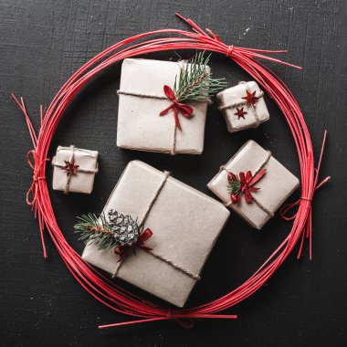 Noel arka planı kırmızı daire ile kazınmış Noel hediyeleri ile kış tatilleri için.