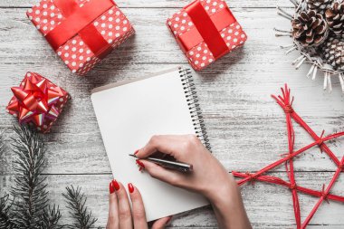 Noel için hediye modern ve karmaşık düzenleme mesaj için beyaz levha ile-beyaz arka plan üzerinde.