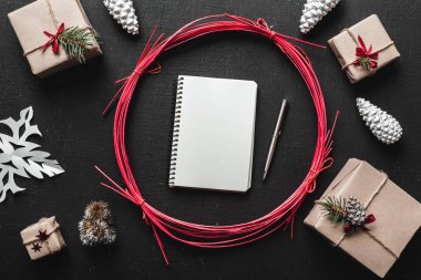 Noel Baba, hediyeler ve Noel süslemeleri mektup ile yukarıdan görüntülemek.