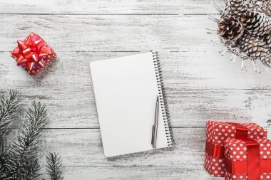 Modern hediye düzenleme, Noel kartı ve diğer kış tatilleri, çekicilik bize Noel ağacı hediye.