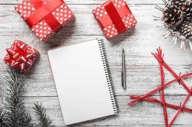 Beyaz arka plan, beyaz mesaj panosu ile modern ve karmaşık hediye düzenleme Noel için.