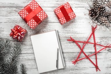 modern ve karmaşık hediye aranjman beyaz arka plan ve beyaz mesaj panosu, Noel kartı ile.