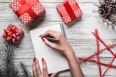 Beyaz arka plan beyaz mesaj panosu ile modern ve karmaşık hediye düzenleme Noel için.