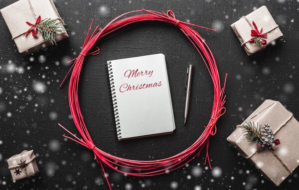 Современные подарки с пространством для рождественских сообщений для близких
.